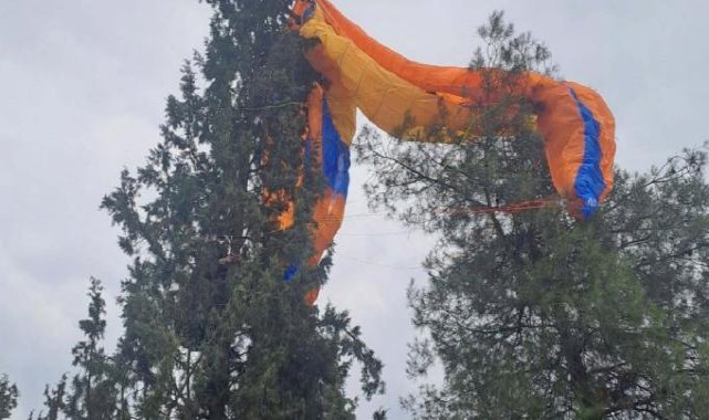 Denizli'de paraşütü ağaca takılan pilotu itfaiye kurtardı