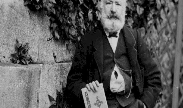 Dünyaca ünlü muharrirlerin kitaplarla ilgili ilham dolu sözleri; Cemil Meriç'ten bir kelam: Kitap benim limanımdır