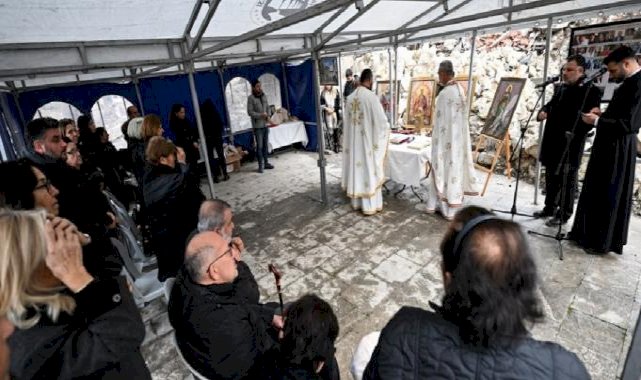 Hatay'da depremde ölenler için kilise enkazı önünde ayin yapıldı