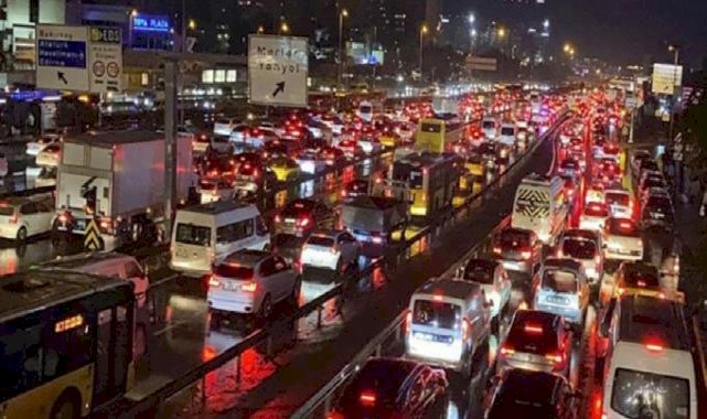 İstanbul'da kar yağışı başladı: Sabah saatlerinde trafik yoğunluğu yaşanıyor