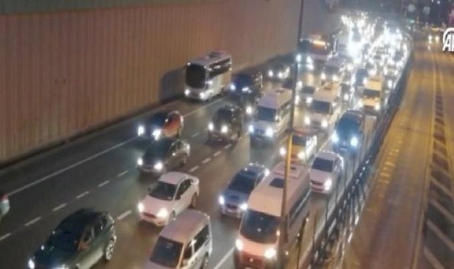 İstanbul'da kar yağışı başladı: Trafikte yoğunluk yaşanıyor
