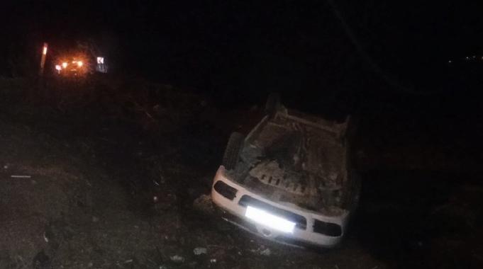 Tokat'ta otomobil tarlaya devrildi: 3 yaralı