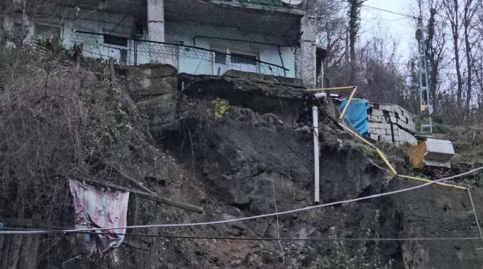 Zonguldak&#039;ta heyelan sonrası 3 ev tahliye edildi