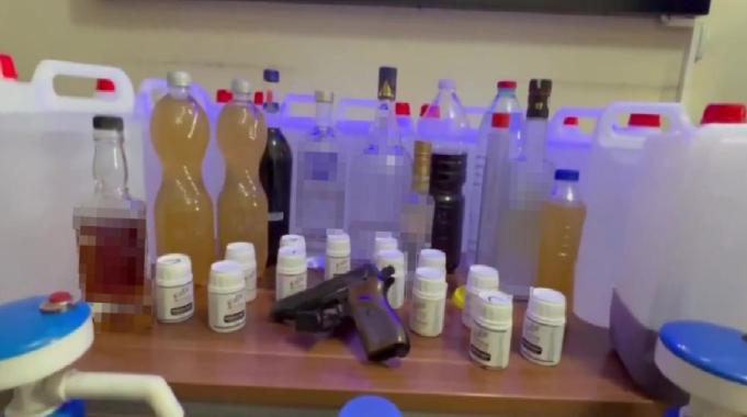 Zonguldak&#039;ta polis, damacanalarda litrelerce sahte alkol ele geçirdi