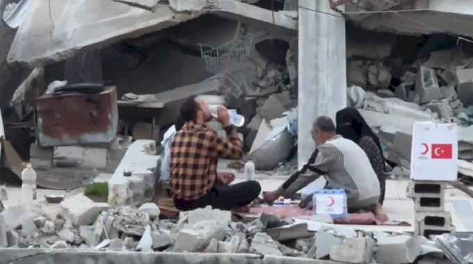 Gazze&#039;de yıkıntılar arasında iftar! Kızılay Gazze&#039;deki aşevi kapasitesini 30 bine çıkardı