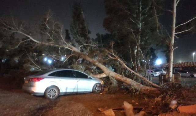 İskenderun'u fırtına vurdu: Deniz çekildi