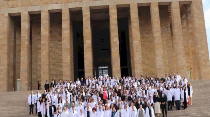 TTB Tıp Bayramı Nedeniyle Anıtkabir’i Ziyaret Etti
