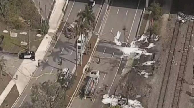 ABD&#039;de küçük uçak, havaalanı yakınlarında düştü