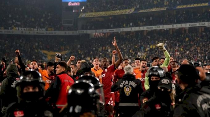 Galatasaray, derbi zaferine taraftarını ortak etti!