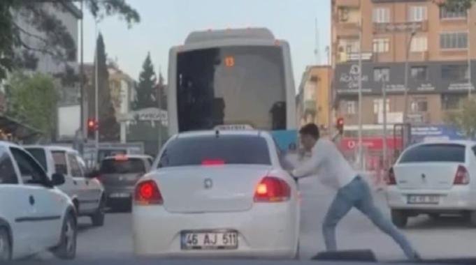 Kahramanmaraş&#039;ta trafikte 2 grup arasında kavga çıktı