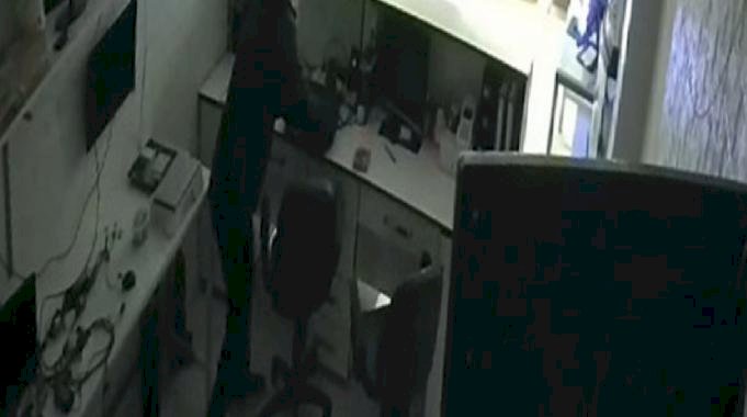 Mersin&#039;de maskeli hırsız 3 defa gidip geldiği iş yerini soydu