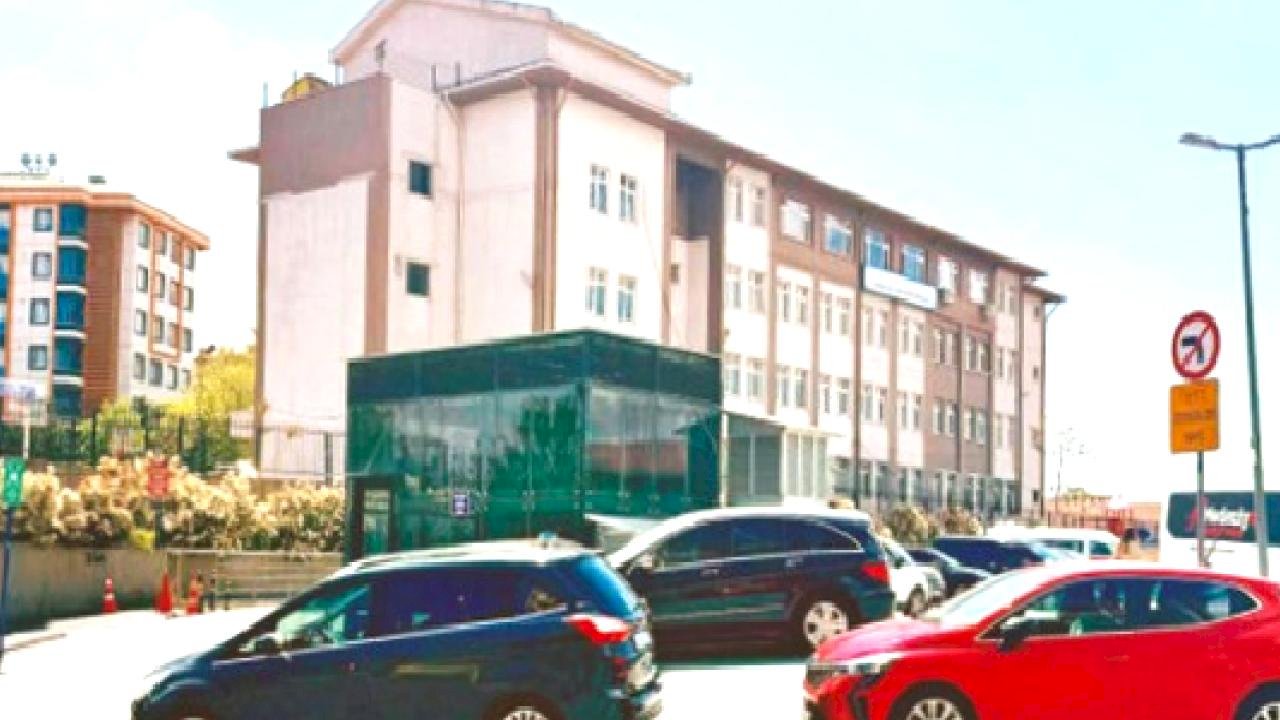 36 İSPARK otoparkı bir gecede kapatıldı, araçlar kaldırıma park etti