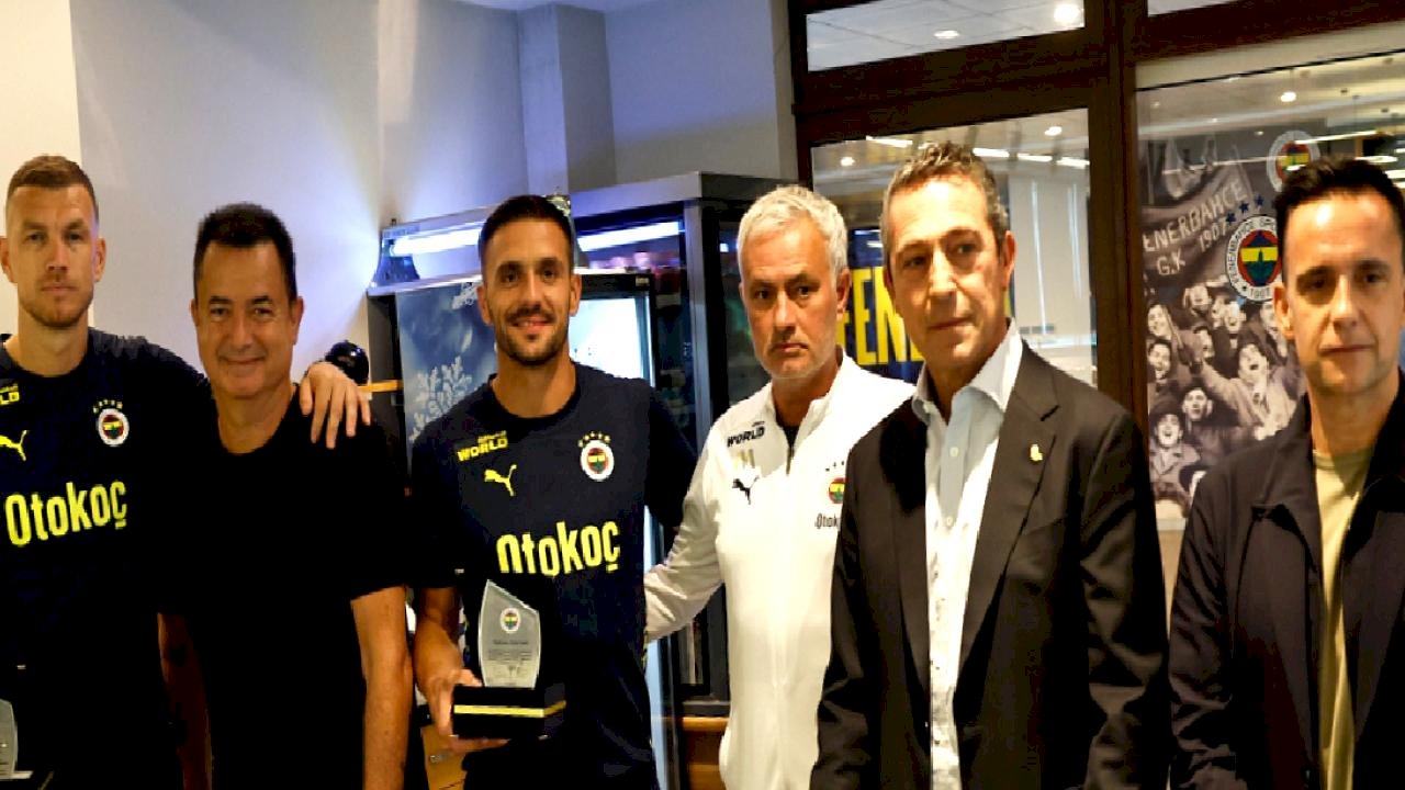 Ali Koç, Tadic ve Dzeko'ya teşekkür plaketi verdi