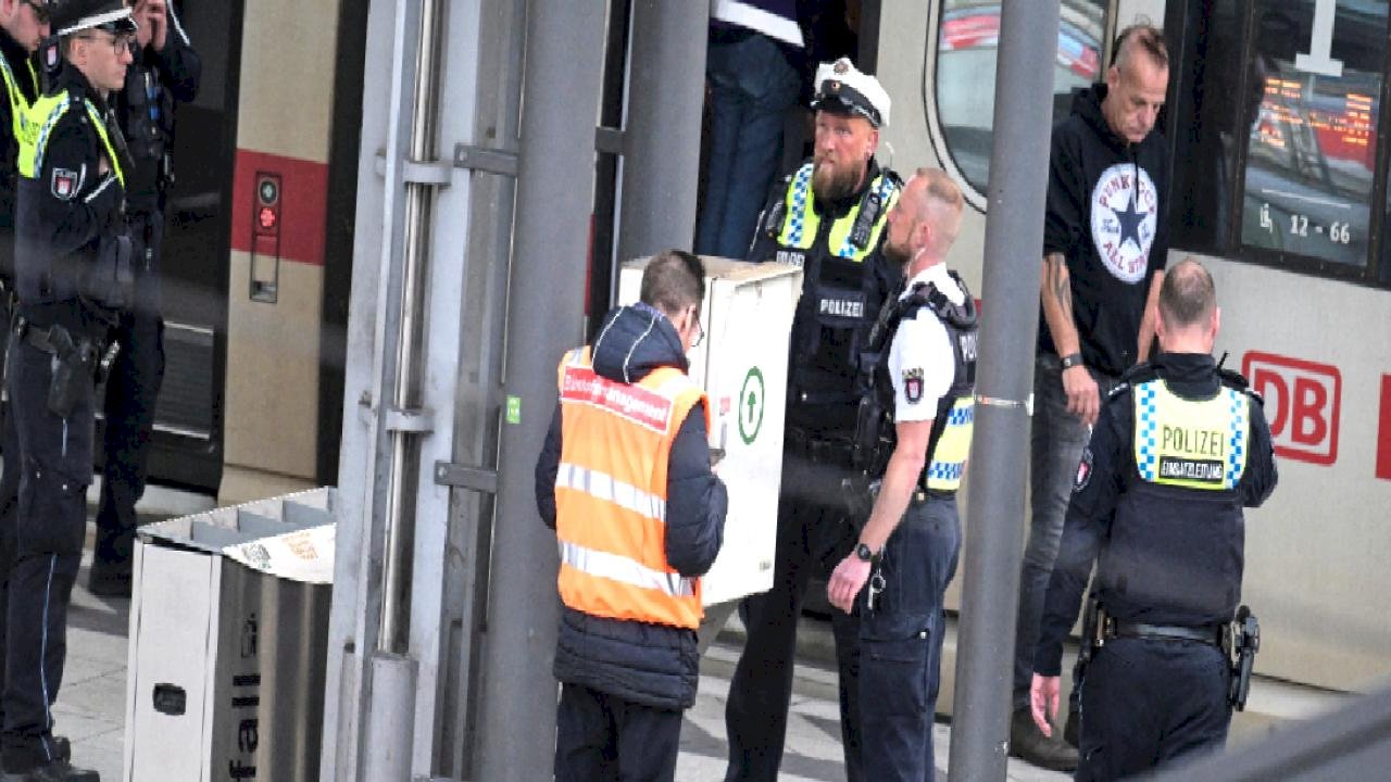 Almanya&#039;da tren istasyonunda bıçaklı saldırı: 12 yaralı