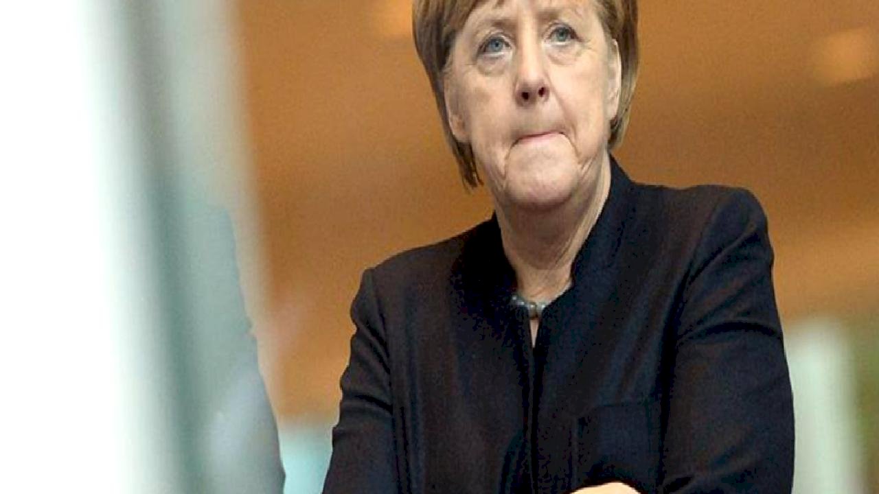 Angela Merkel&#039;den yeni hükümetin göç politikasına eleştiri