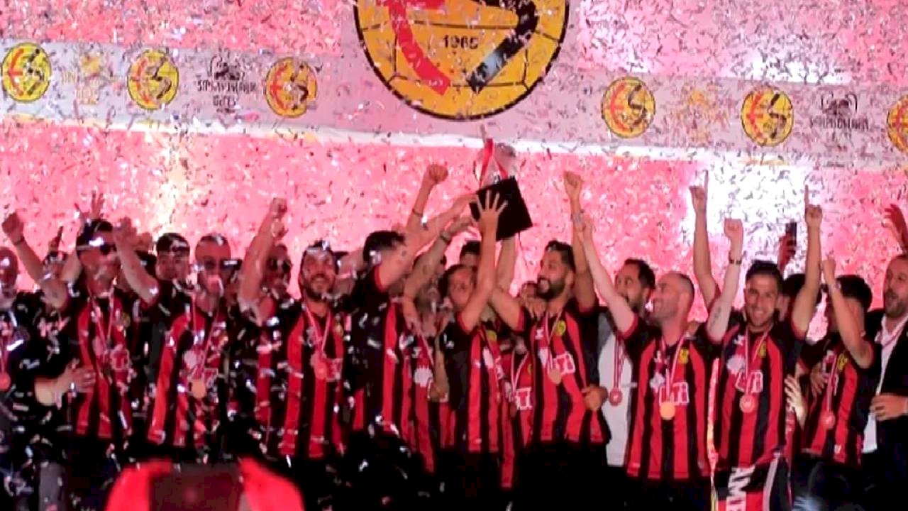 Eskişehirspor şampiyonluğunu sahada kutladı