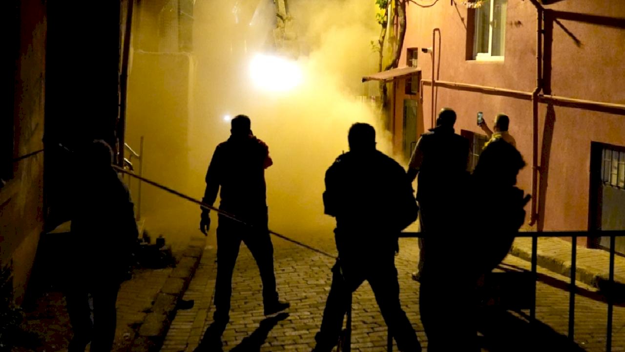 İstanbul Fatih&#039;te kısmen çöken metruk bina tamamen yıkıldı