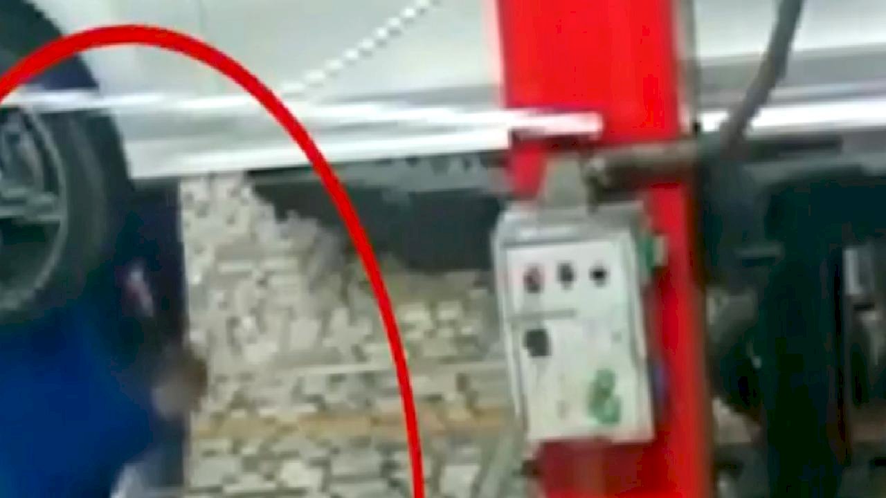 İstanbul&#039;da bir işçi liftten düşen otomobilin altında kaldı