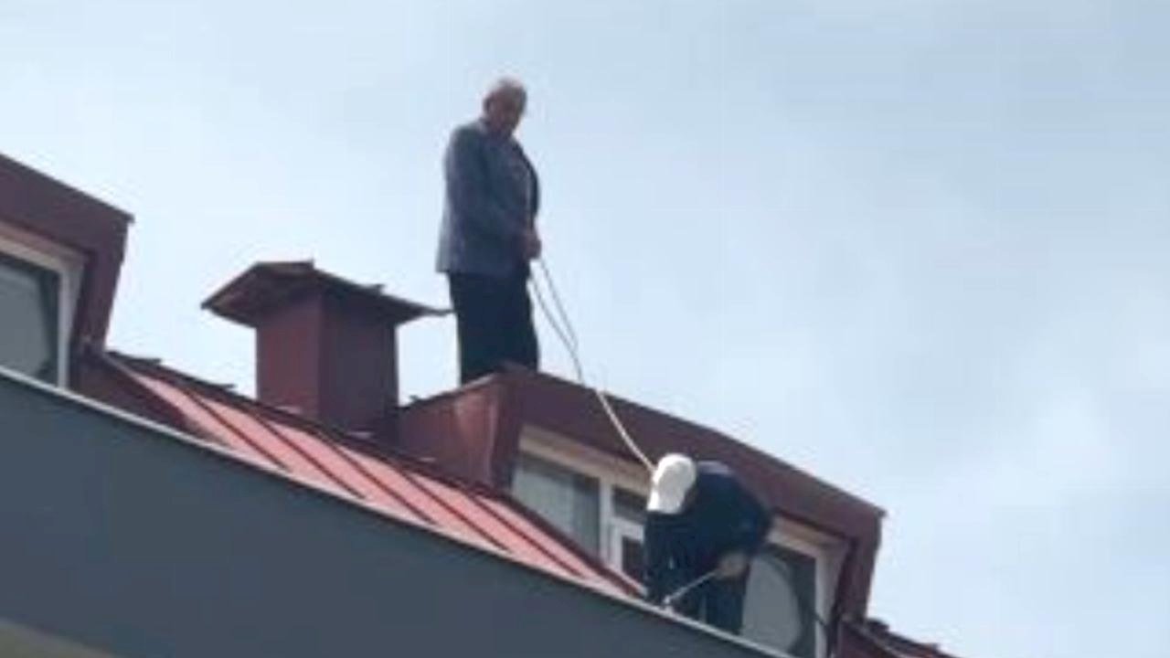 İstanbul&#039;da çatıya çıkan işçinin akılalmaz &#039;güvenlik önlemi&#039;