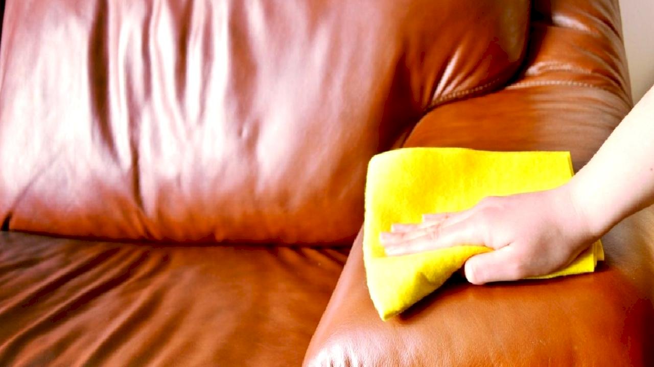 Koltuğa dökülen yapıştırıcıyı zarar vermeden nasıl temizlersiniz?