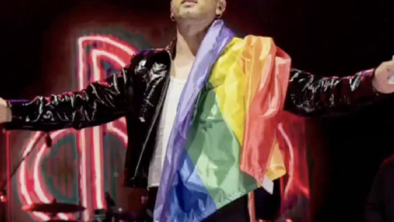 Mabel Matiz, ODTÜ konserinde LGBT bayrağı açtı