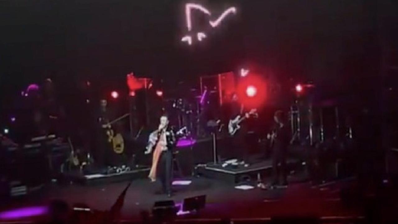 Mabel Matiz, ODTÜ konserinde LGBT bayrağı açtı