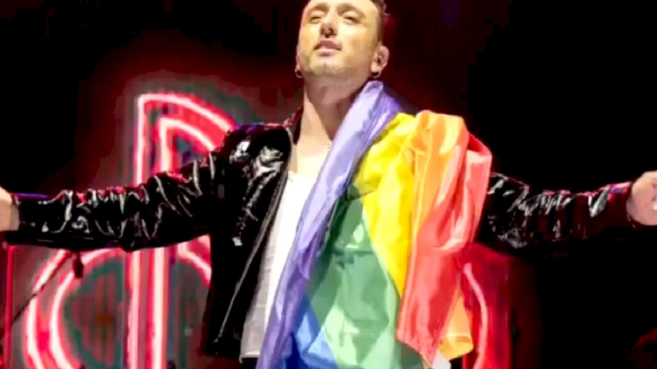 Mabel Matiz, ODTÜ konserinde LGBT bayrağı açtı