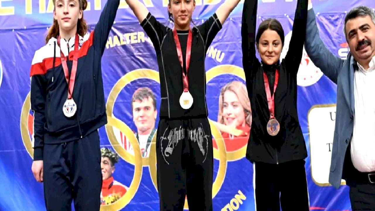 Naim Süleymanoğlu Spor Kompleksi’nde halter rüzgarı