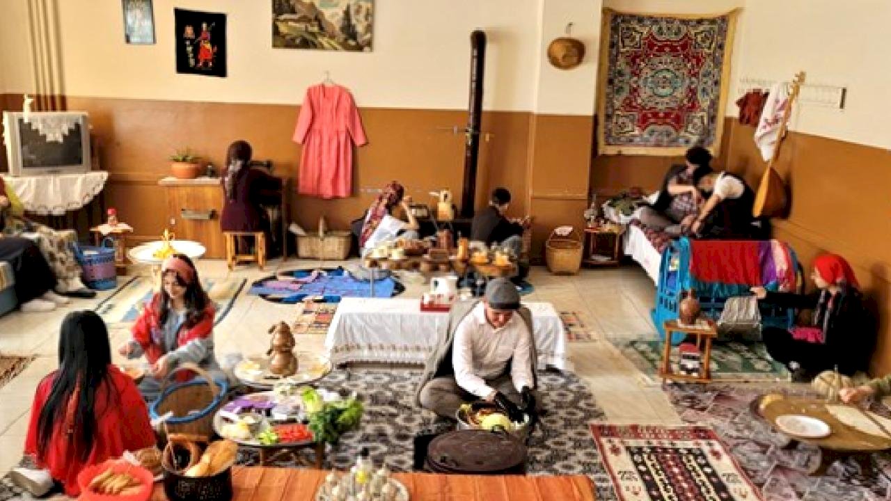 Öğrencilerden Unutulmaz Geleneksel Sunum