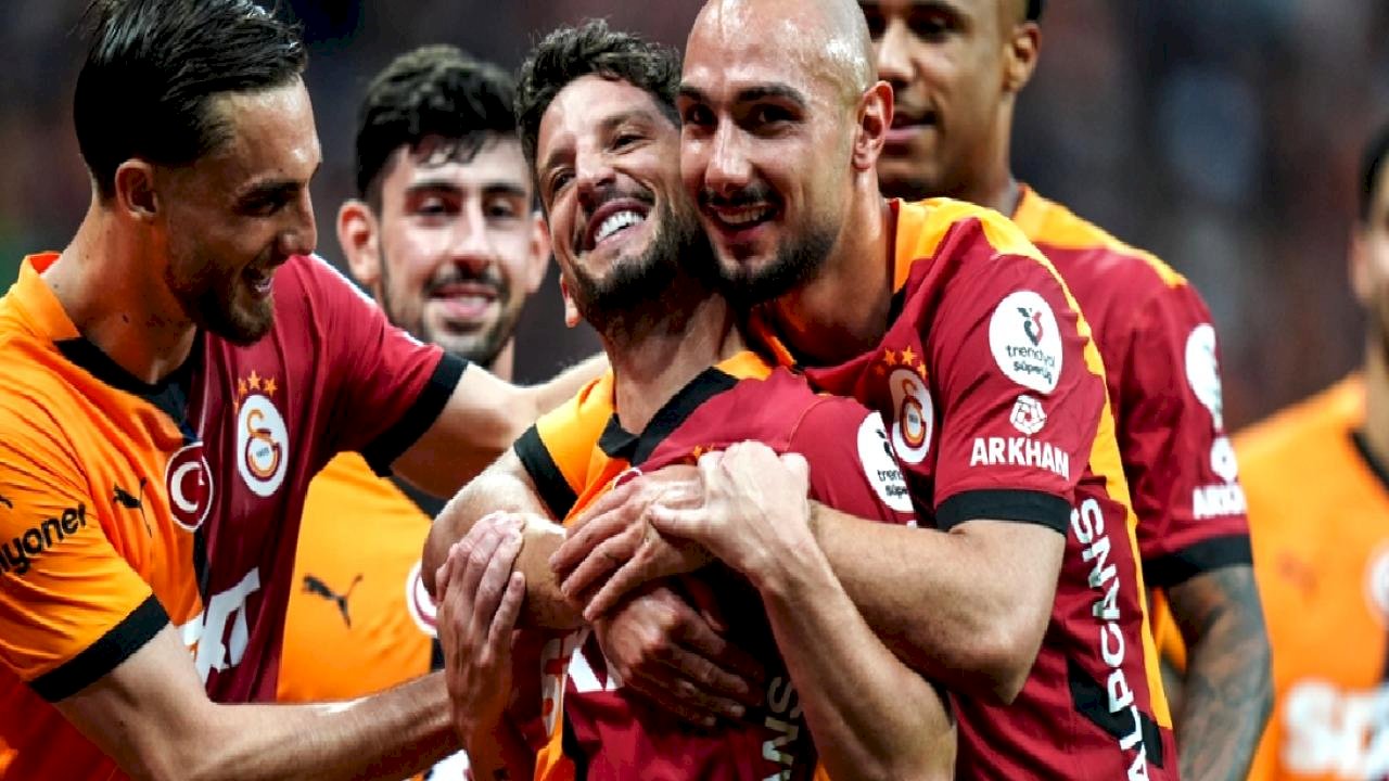 Şampiyon Galatasaray, Başakşehir&#039;i iki golle geçti