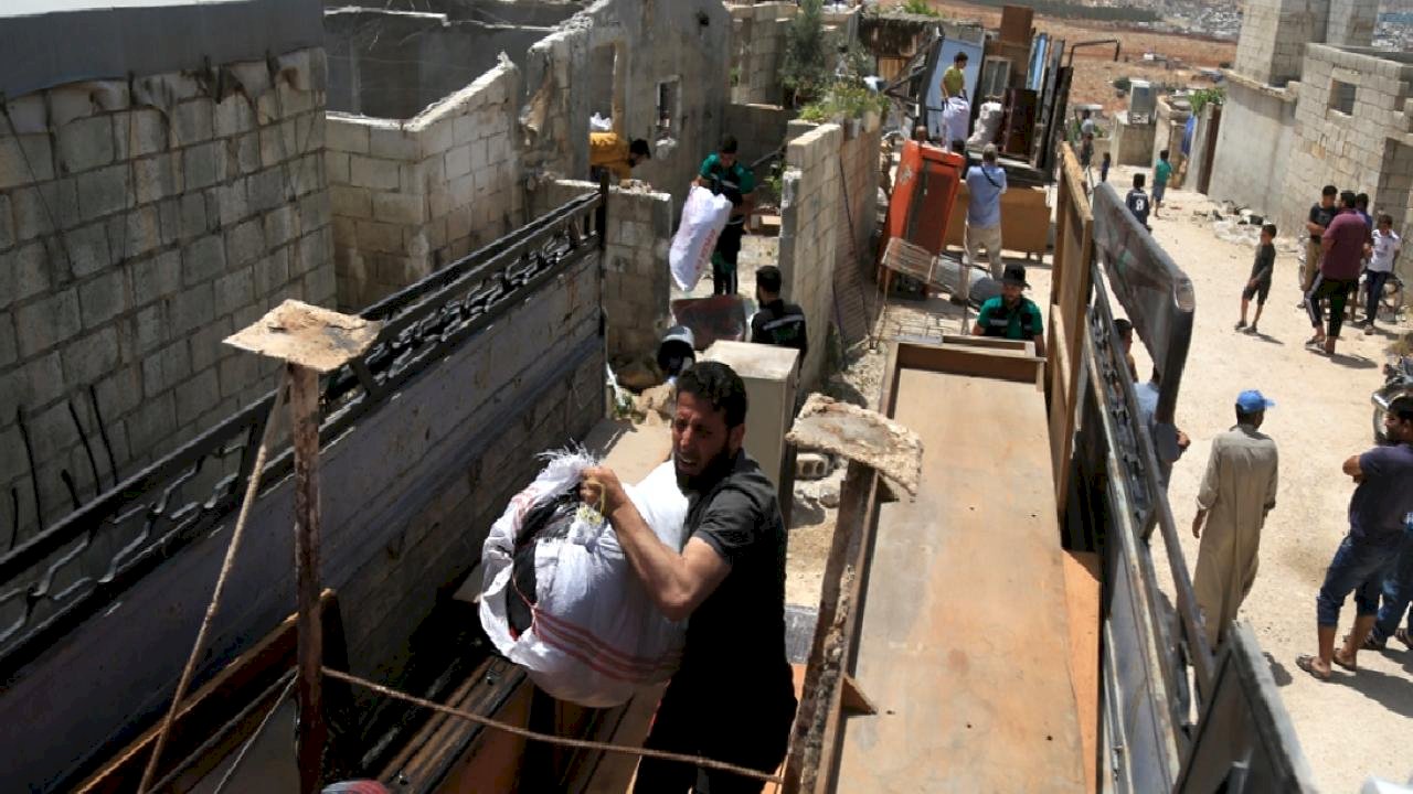 Binlerce Suriyeli, evlerine dönmeye devam ediyor