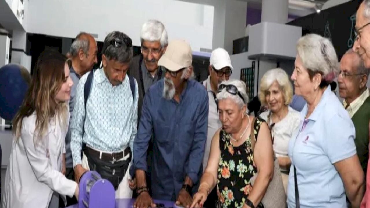 Emeklilerden Mercan Bilim Merkezi’ne tam not