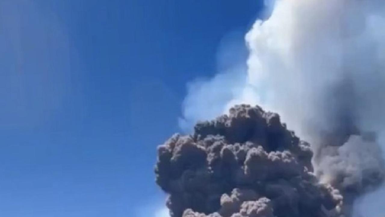 İtalya'da Etna Yanardağı patladı