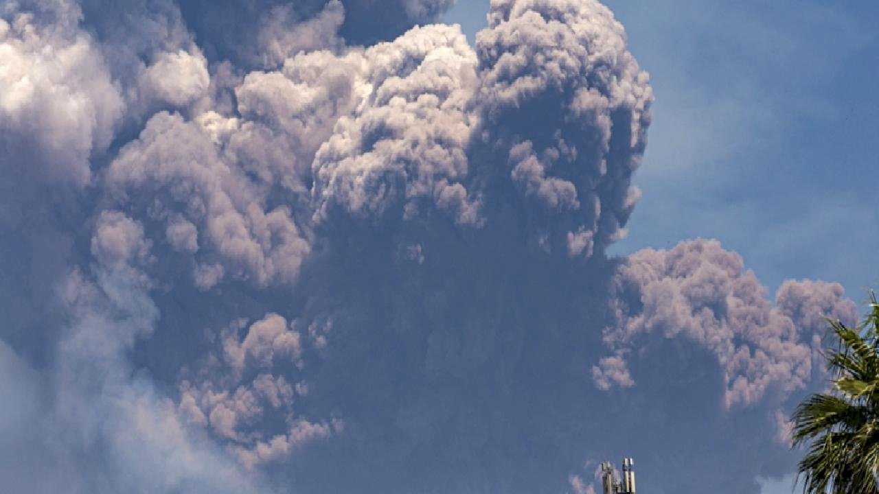 İtalya'da Etna Yanardağı patladı