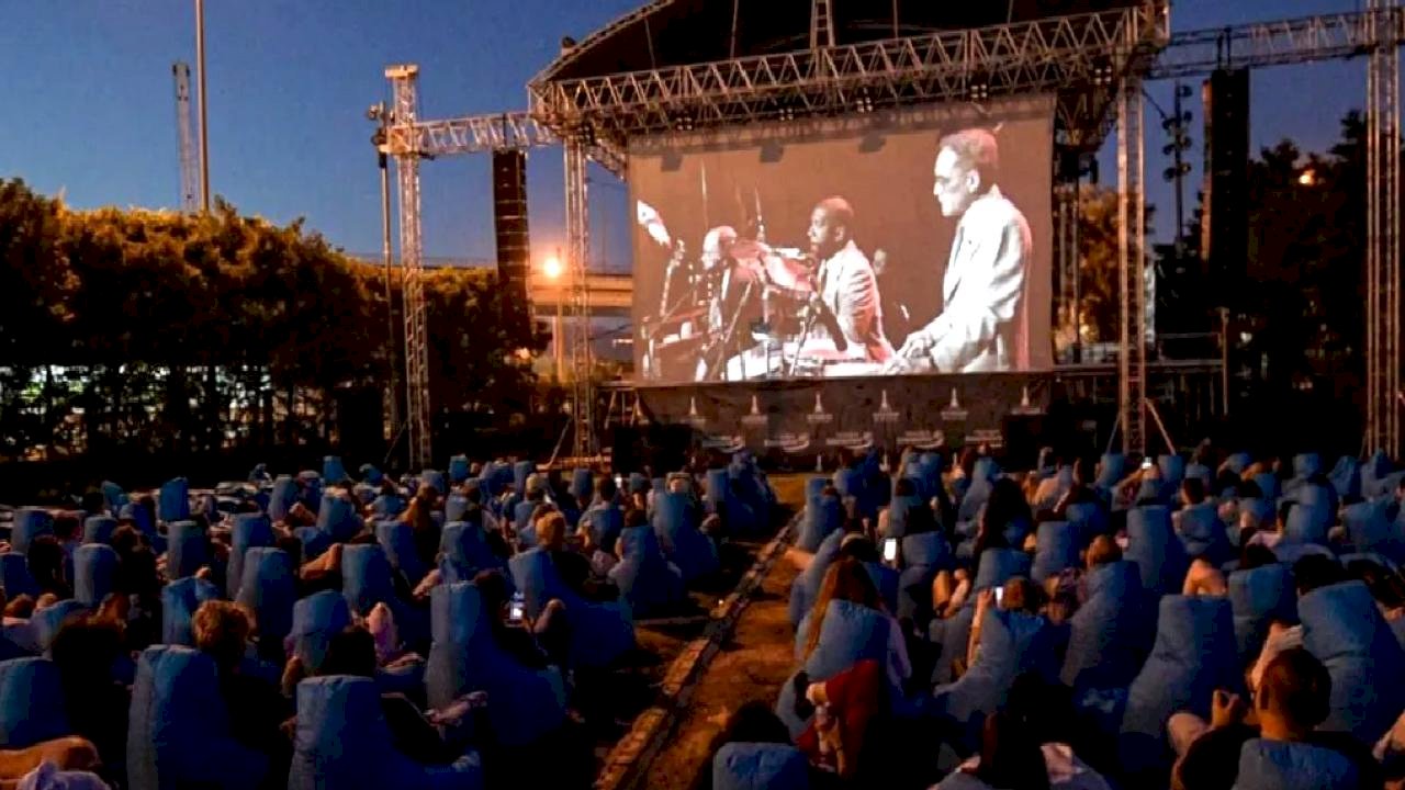 İzmir&#039;de açık havada sinema keyfi başladı