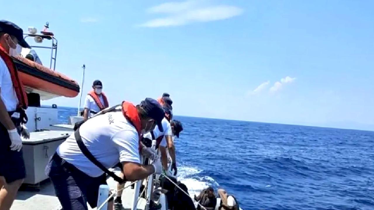Kuşadası'nda 18 Göçmen Kurtarıldı