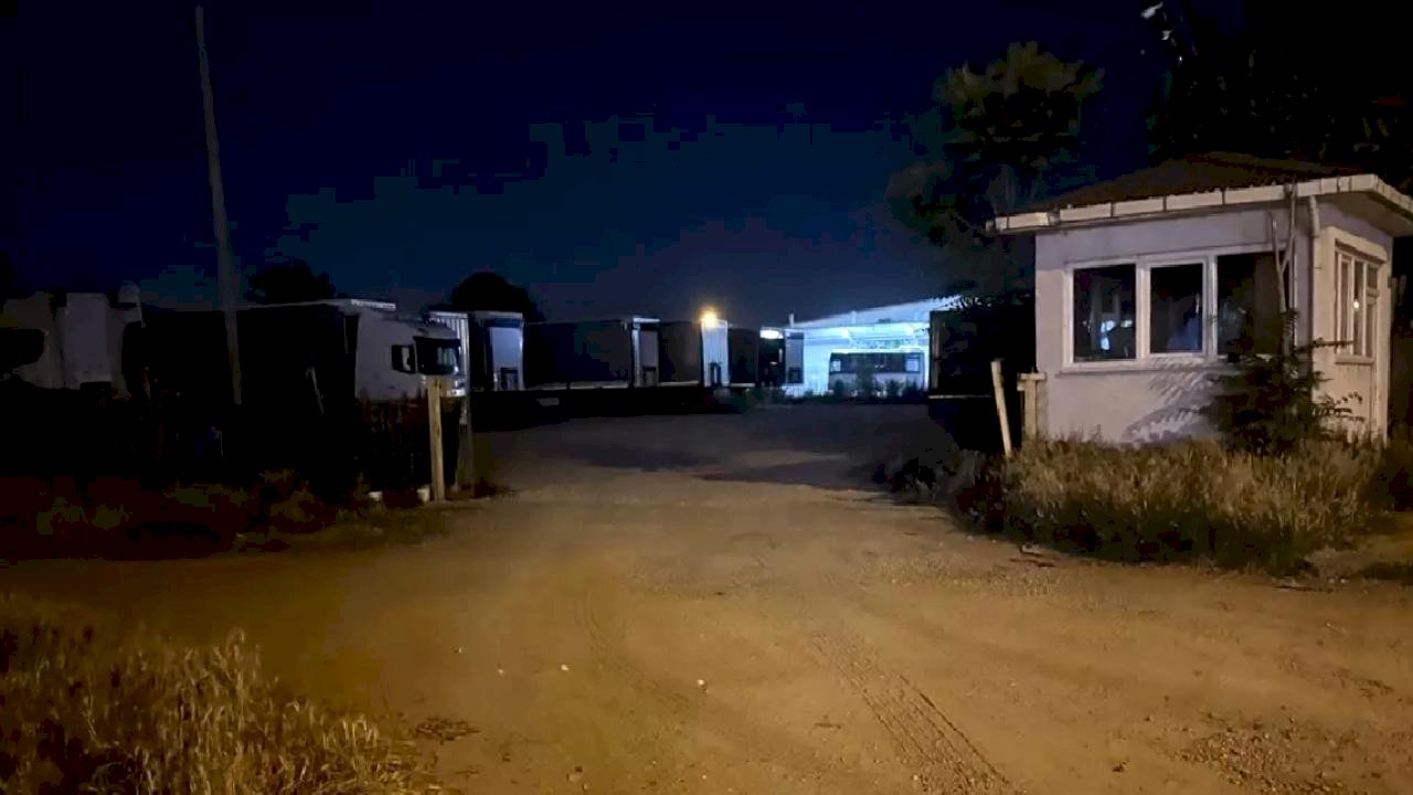 Muhtar ve Ekip, Köpek Toplamaya Giderken Kilitlendi