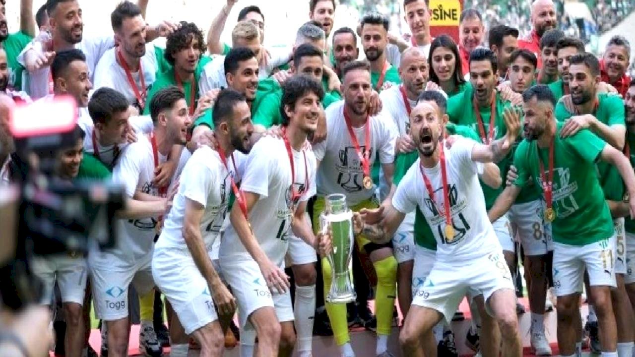 Şampiyon olup 2. Lig'e çıktılar! 14 oyuncuyla yollar ayrılıyor