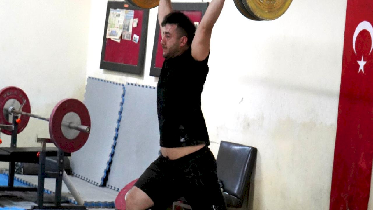 Antalya'da halter şampiyonu Mehmet, Avrupa Şampiyonası'na hazırlanıyor