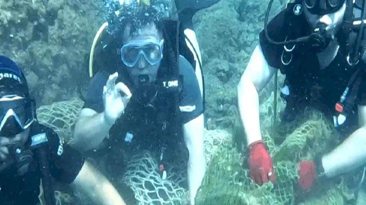 Ayvalık&#039;ta yasa dışı trol ağı tespit edildi, denizden çıkarıldı