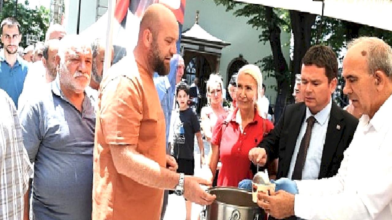 Başkan Aydın vatandaşlara aşure dağıttı