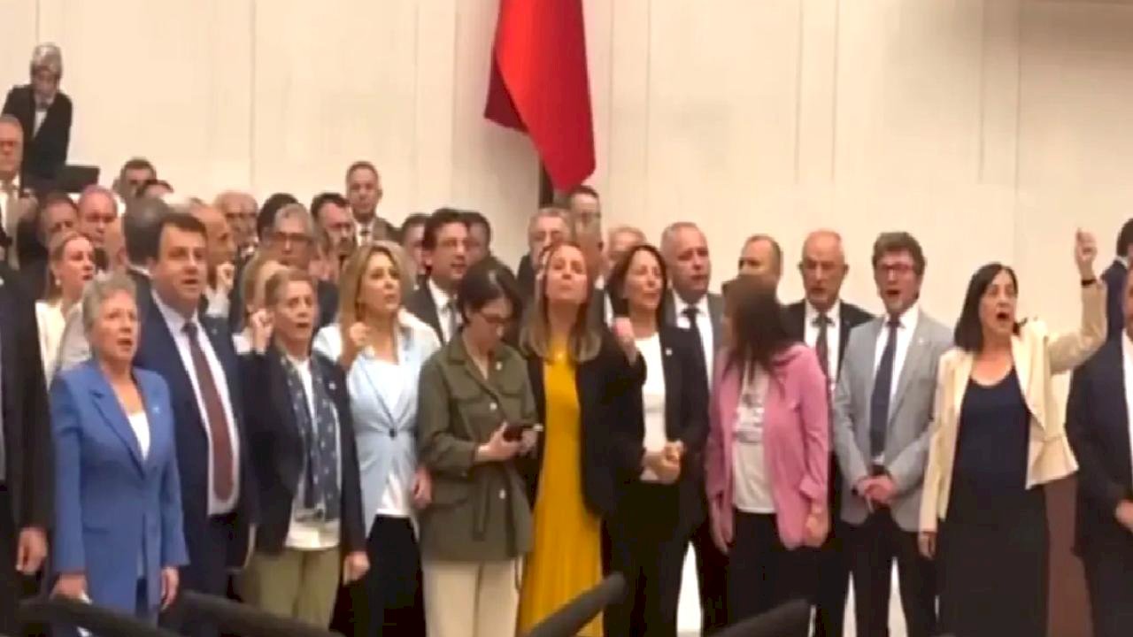 CHP&#039;lilerin Protestosu ile Genel Kurul Kapandı