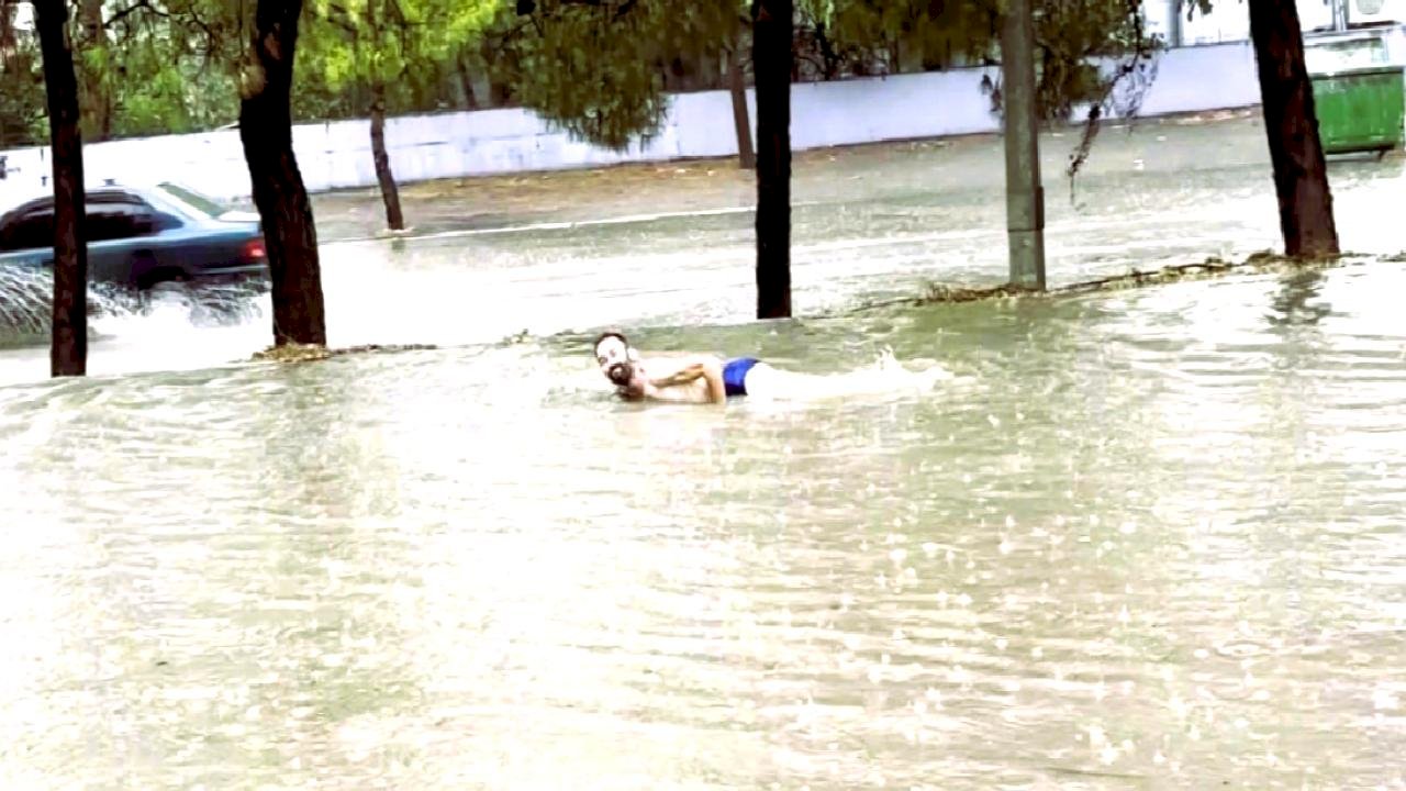Denizli&#039;de bulvarda yüzen şahıs, altyapı yetersizliğine tepki gösterdi