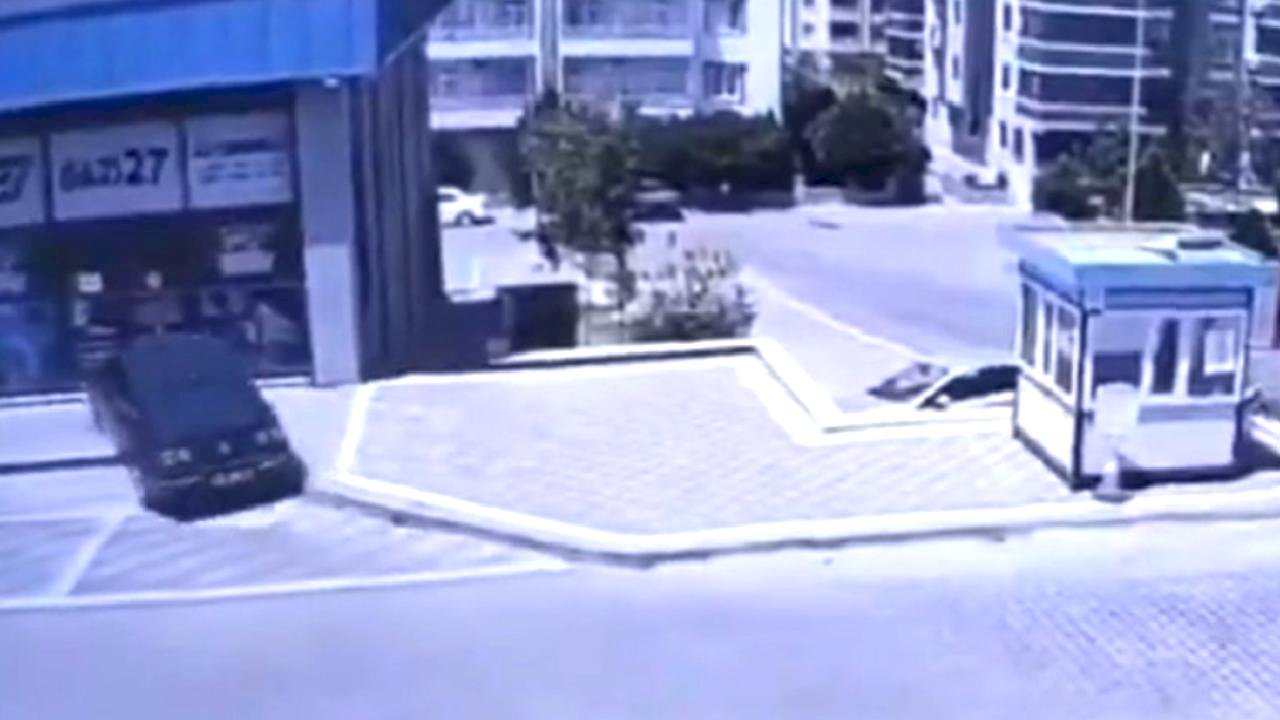 Gaziantep'te fren yerine gaza bastı: Otomobil dükkana daldı