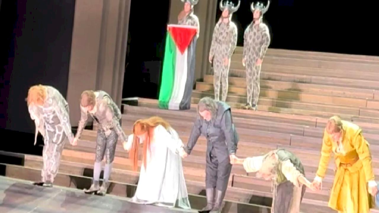 İngiltere’de Kraliyet Opera Salonu sahnesinde Filistin bayraklı protesto