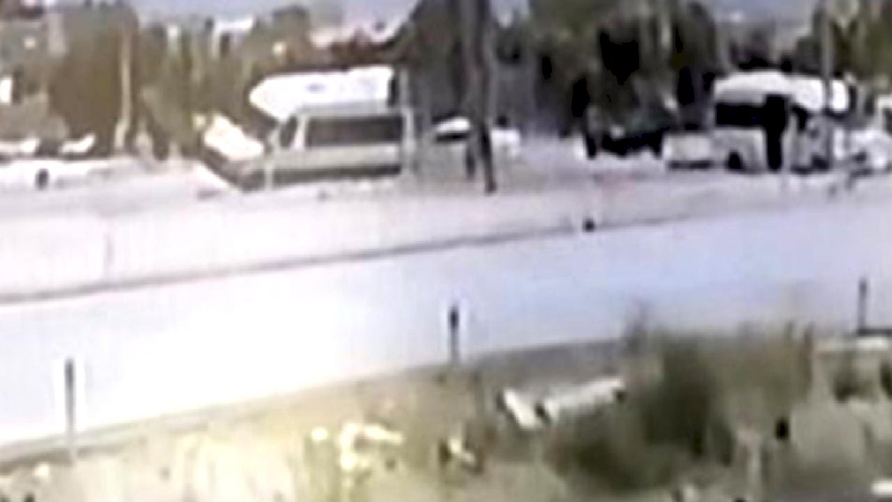Isparta otomobille çarpışan minibüs devrilmekten son anda kurtuldu: 3 yaralı