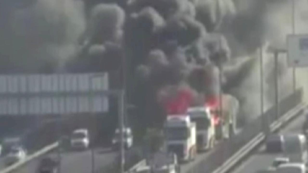 İstanbul&#039;da metrobüs yangını