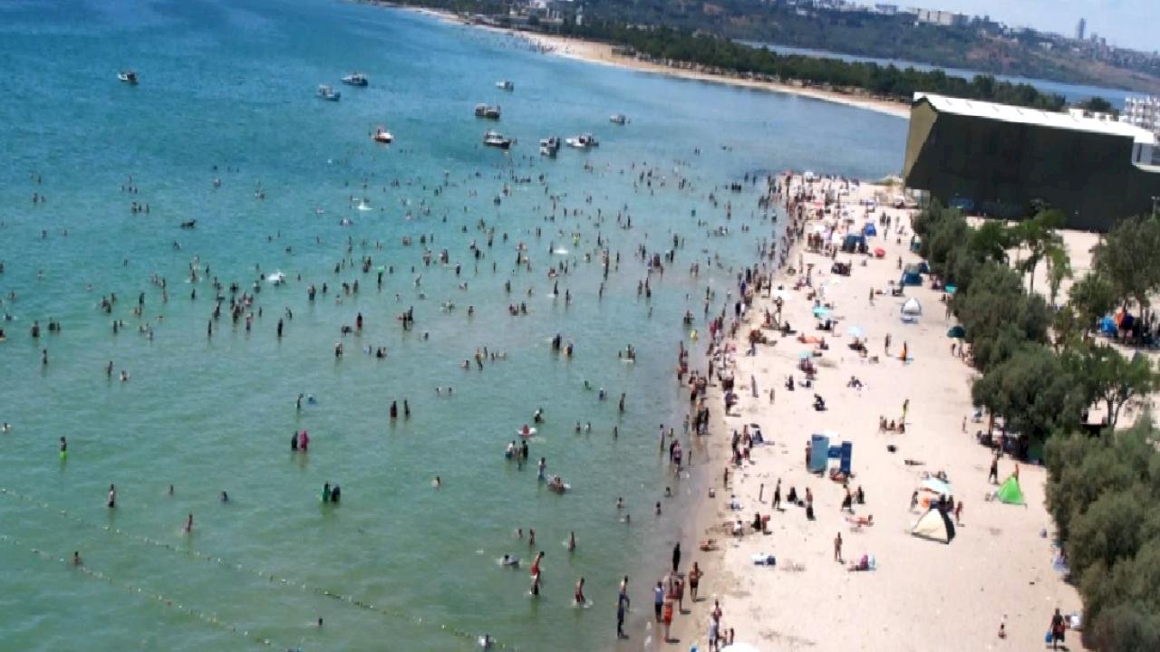 İstanbul&#039;da sıcak hava etkisini gösterdi: Vatandaşlar Menekşe Plajı&#039;na akın etti