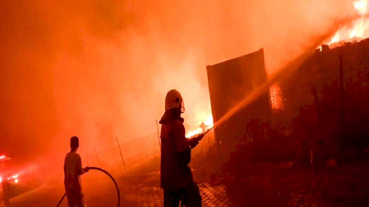 İzmir&#039;de yangınlara karşı canla başla mücadele ettiler