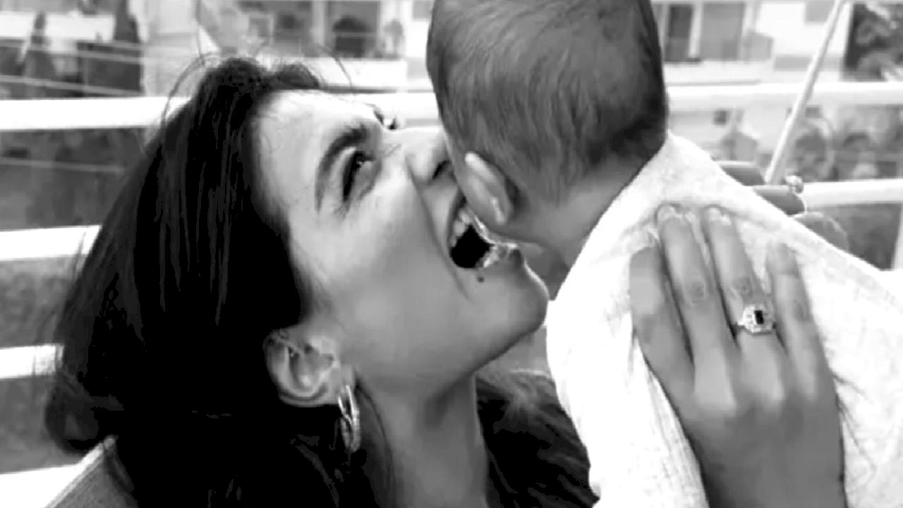 Melisa Aslı Pamuk&#039;un yeni aile pozu! Mylan bebeğin son haline yorum yağdı